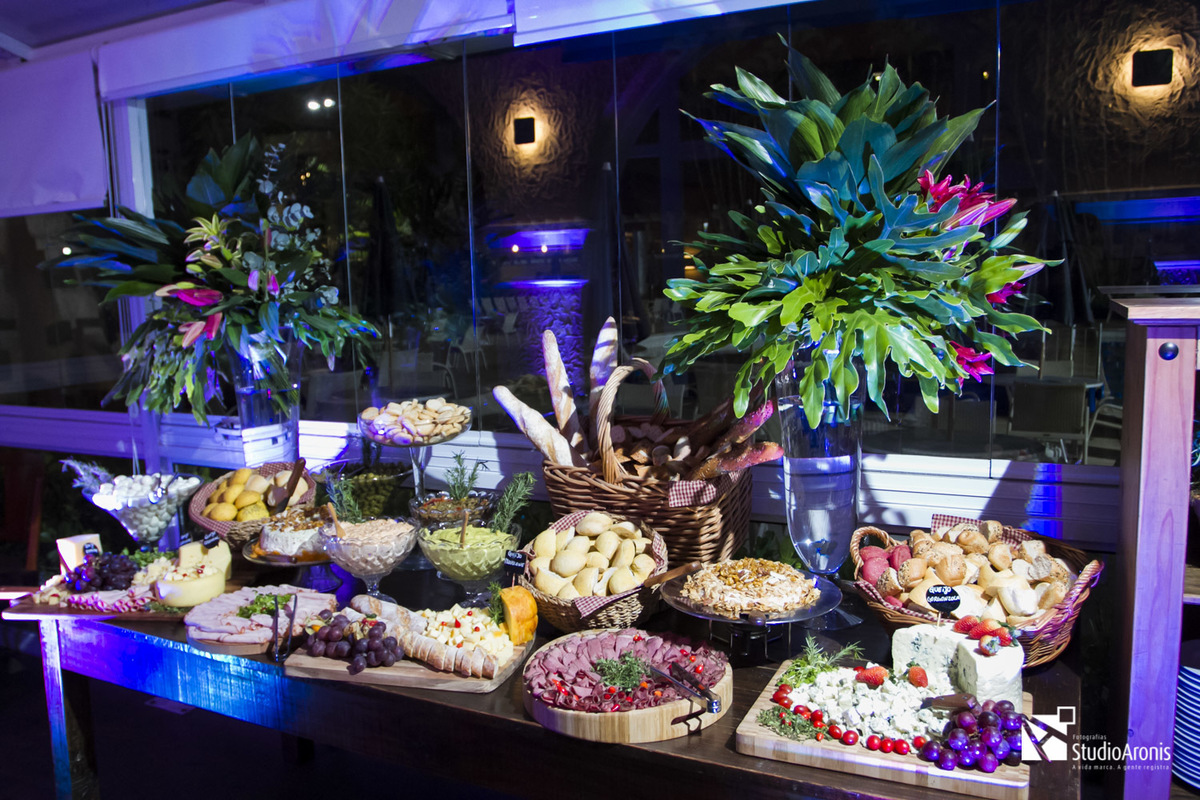 Mesa com comidas judaicas