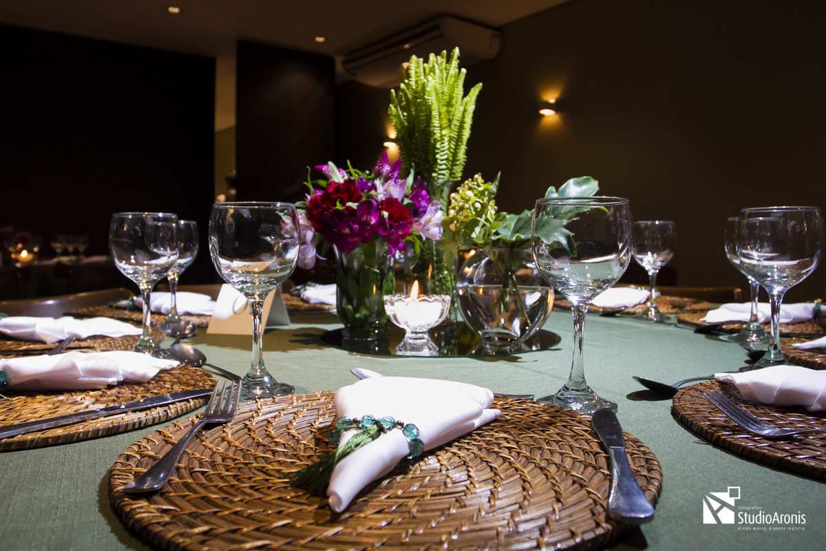 Mesa de convidados com decoração personalizada de Bar e Bat Mitzvah