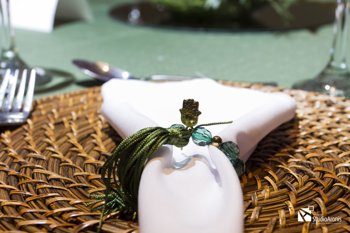 Mesa de convidados com decoração personalizada de Bar e Bat Mitzvah com hamsá