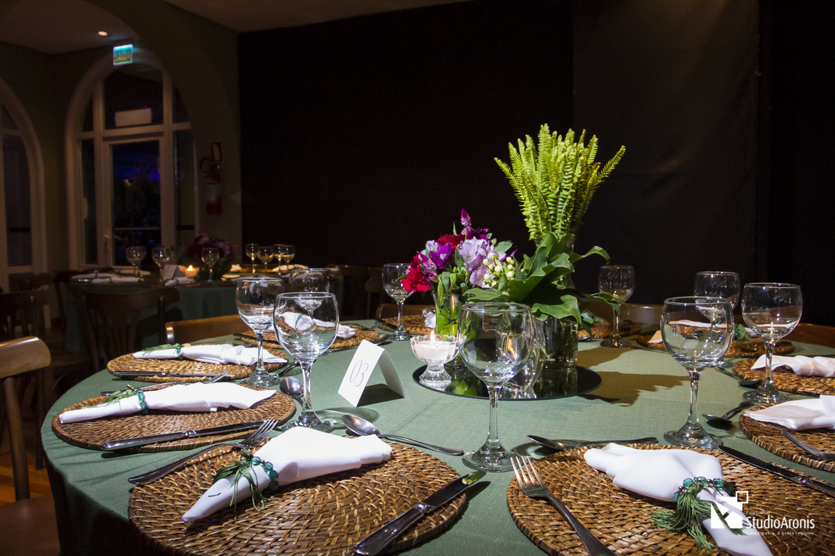 Mesa de convidados com decoração personalizada de Bar e Bat Mitzvah com hamsá