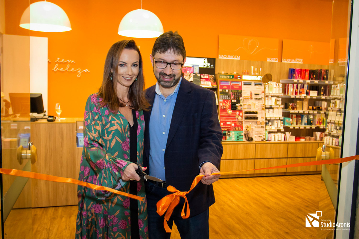 Cortando a fita - inauguração franquia porto alegre