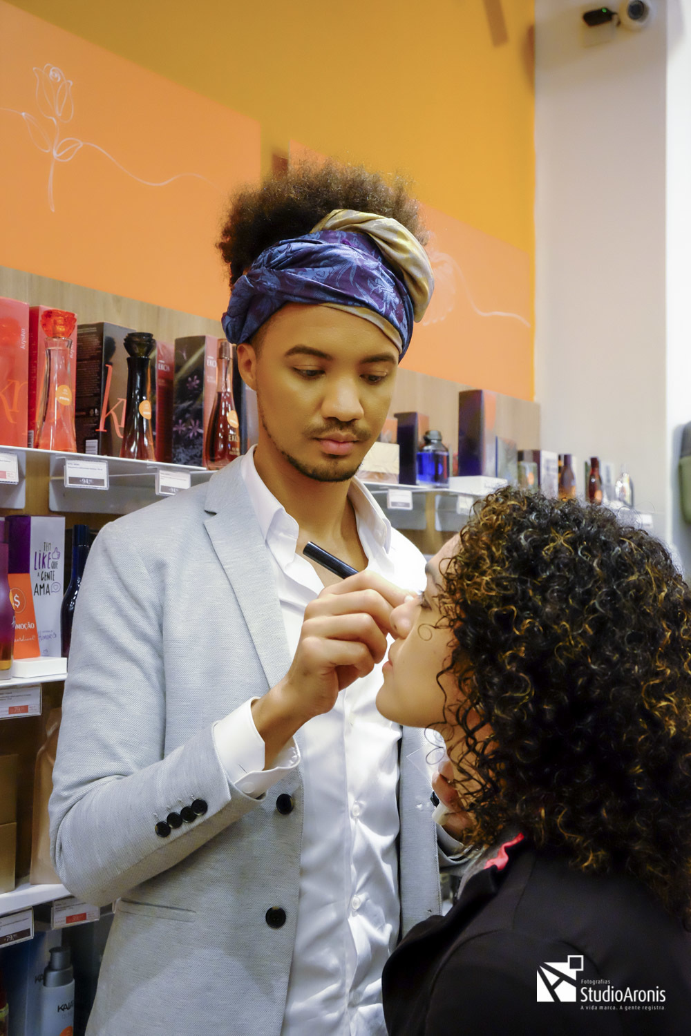 produção de maquiagem alex maker na primeira franquia da natura em porto alegre na galeria chaves
