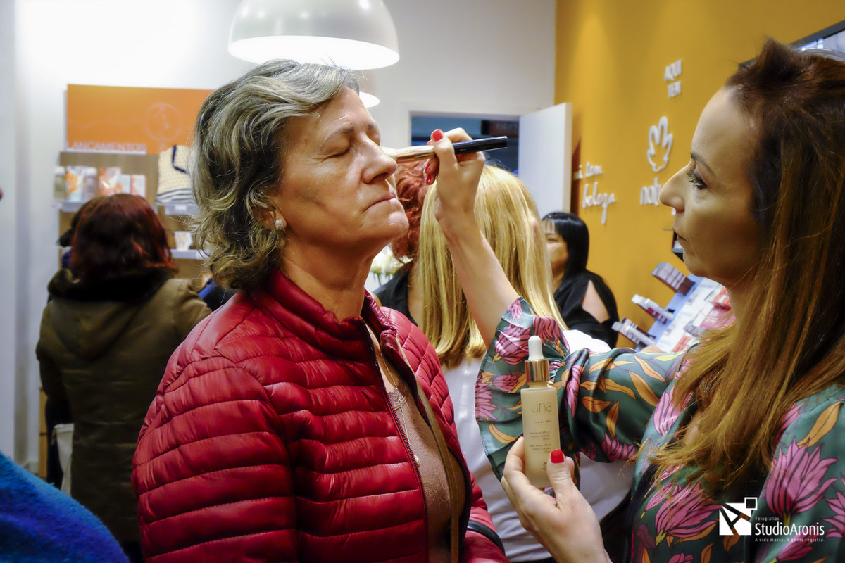 produção de maquiagem e consultoria na primeira franquia da natura em porto alegre na galeria chaves
