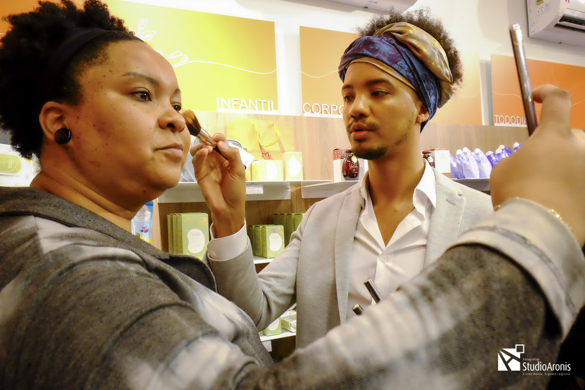 produção de maquiagem alex maker na primeira franquia da natura em porto alegre na galeria chaves
