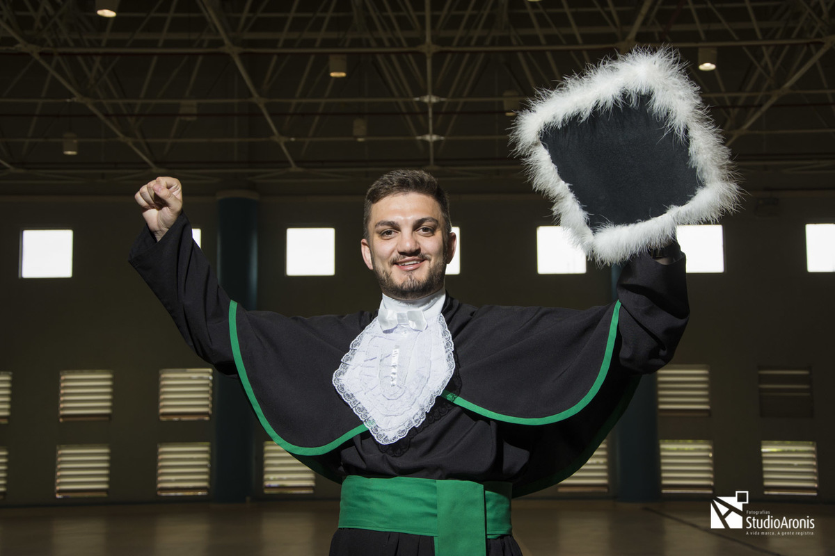 Formatura Medicina Pucrs - Fotos Formando de Toga - Fotografia de Formatura Porto Alegre - Studio Aronis Fotografias - Barrete