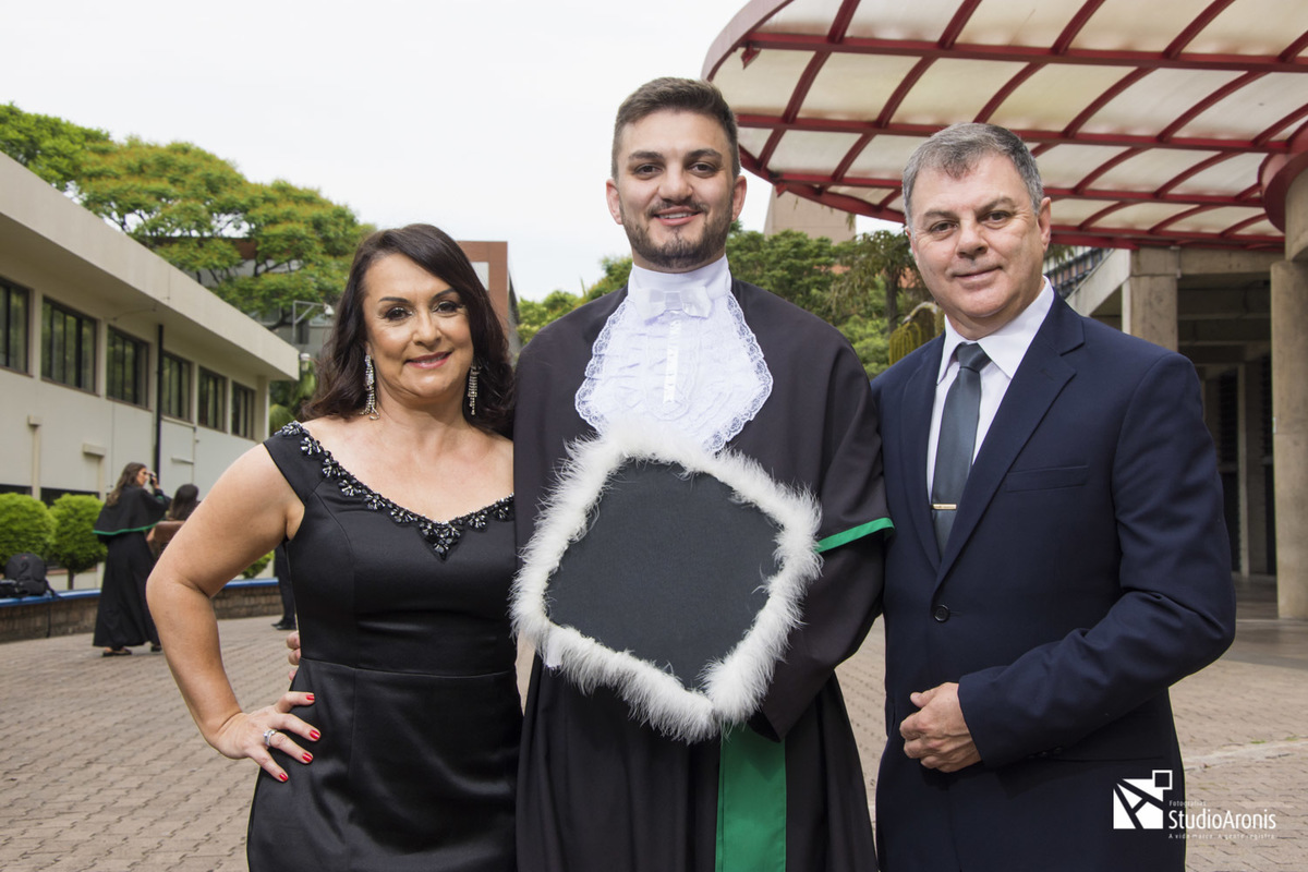 Formatura Medicina Pucrs - Fotos Formando de Toga - Fotografia de Formatura Porto Alegre - Studio Aronis Fotografias - Fotos com família