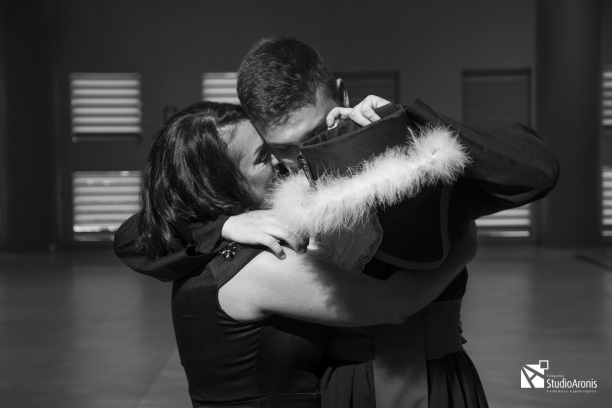 Formatura Medicina Pucrs - Fotos Formando de Toga - Fotografia de Formatura Porto Alegre - Studio Aronis Fotografias - Fotos emocionantes - Foto Jornalismo - Preto e Branco