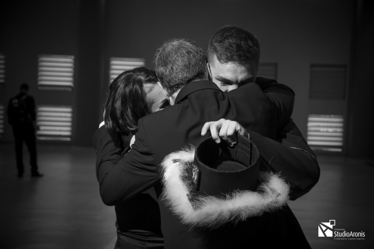 Formatura Medicina Pucrs - Fotos Formando de Toga - Fotografia de Formatura Porto Alegre - Studio Aronis Fotografias - Fotos emocionantes - Foto Jornalismo - Preto e Branco