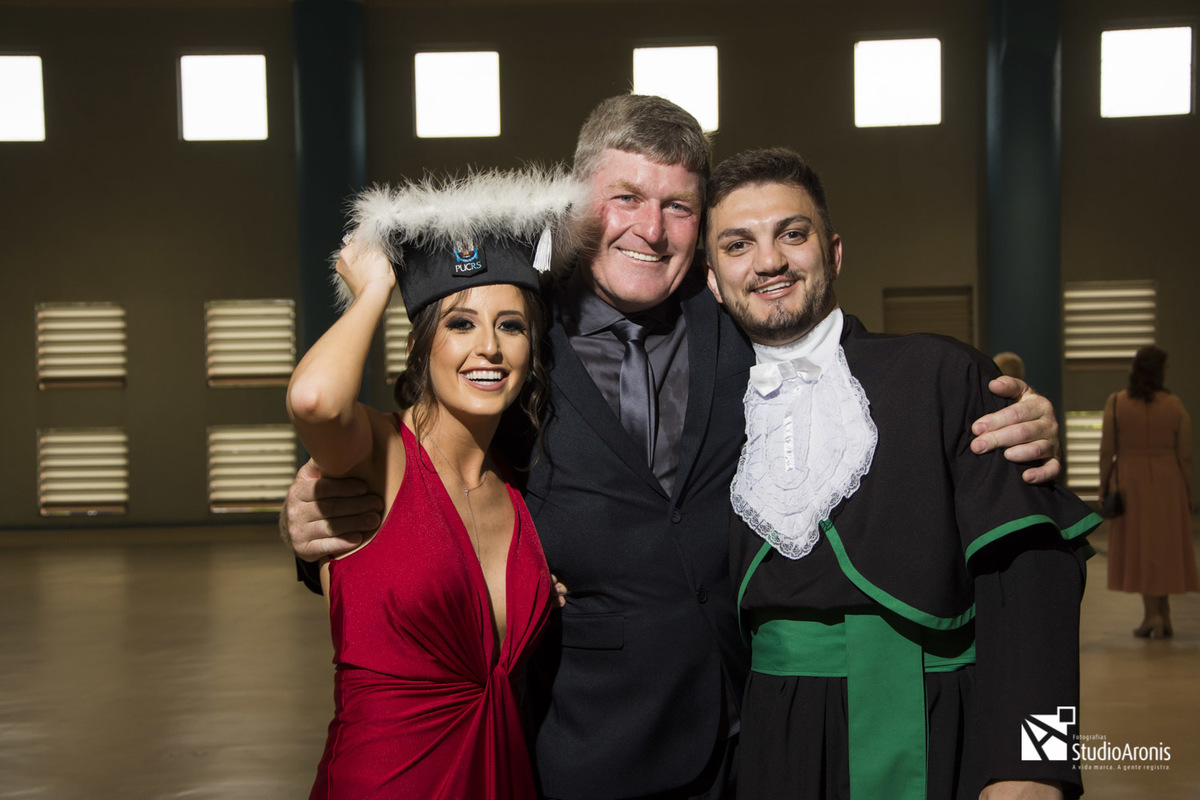 Formatura Medicina Pucrs - Fotos Formando de Toga - Fotografia de Formatura Porto Alegre - Studio Aronis Fotografias - Fotos com família