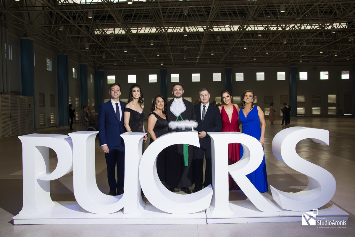 Formatura Medicina Pucrs - Fotos Formando de Toga - Fotografia de Formatura Porto Alegre - Studio Aronis Fotografias - Fotos com família