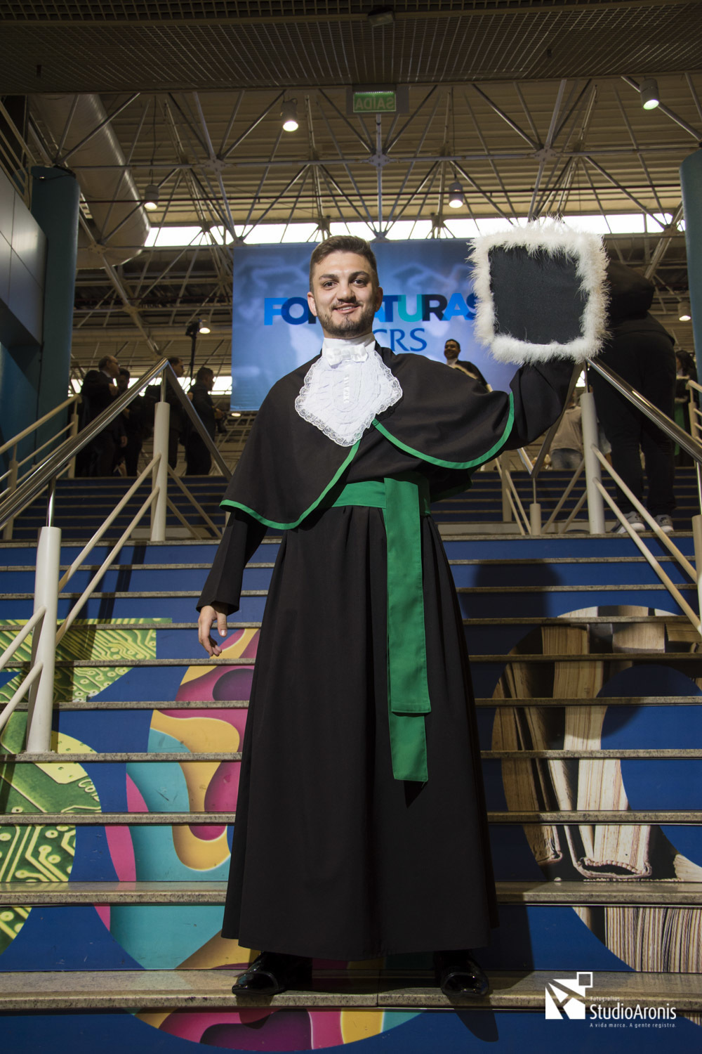 Formatura Medicina Pucrs - Fotos Formando de Toga - Fotografia de Formatura Porto Alegre - Studio Aronis Fotografias - Barrete