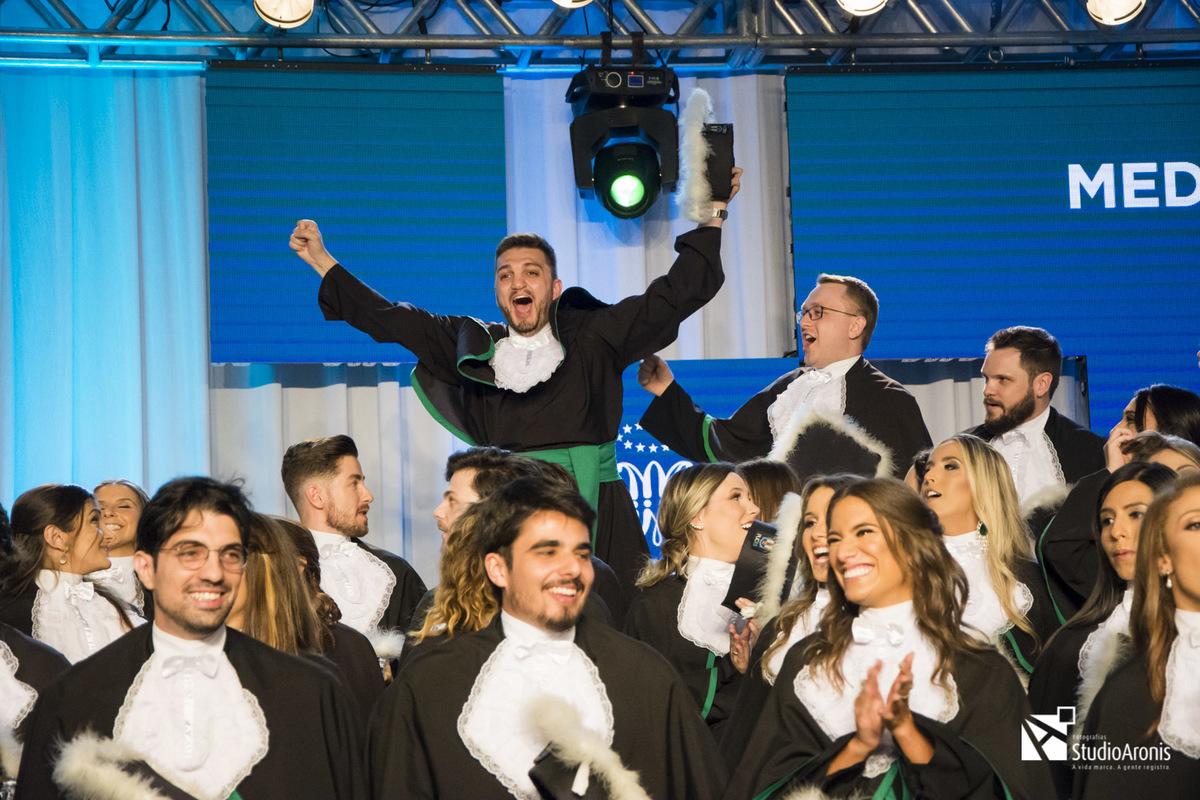 Formatura Medicina Pucrs - Fotos Formando de Toga - Fotografia de Formatura Porto Alegre - Studio Aronis Fotografias - Centro de Eventos PUC - RS