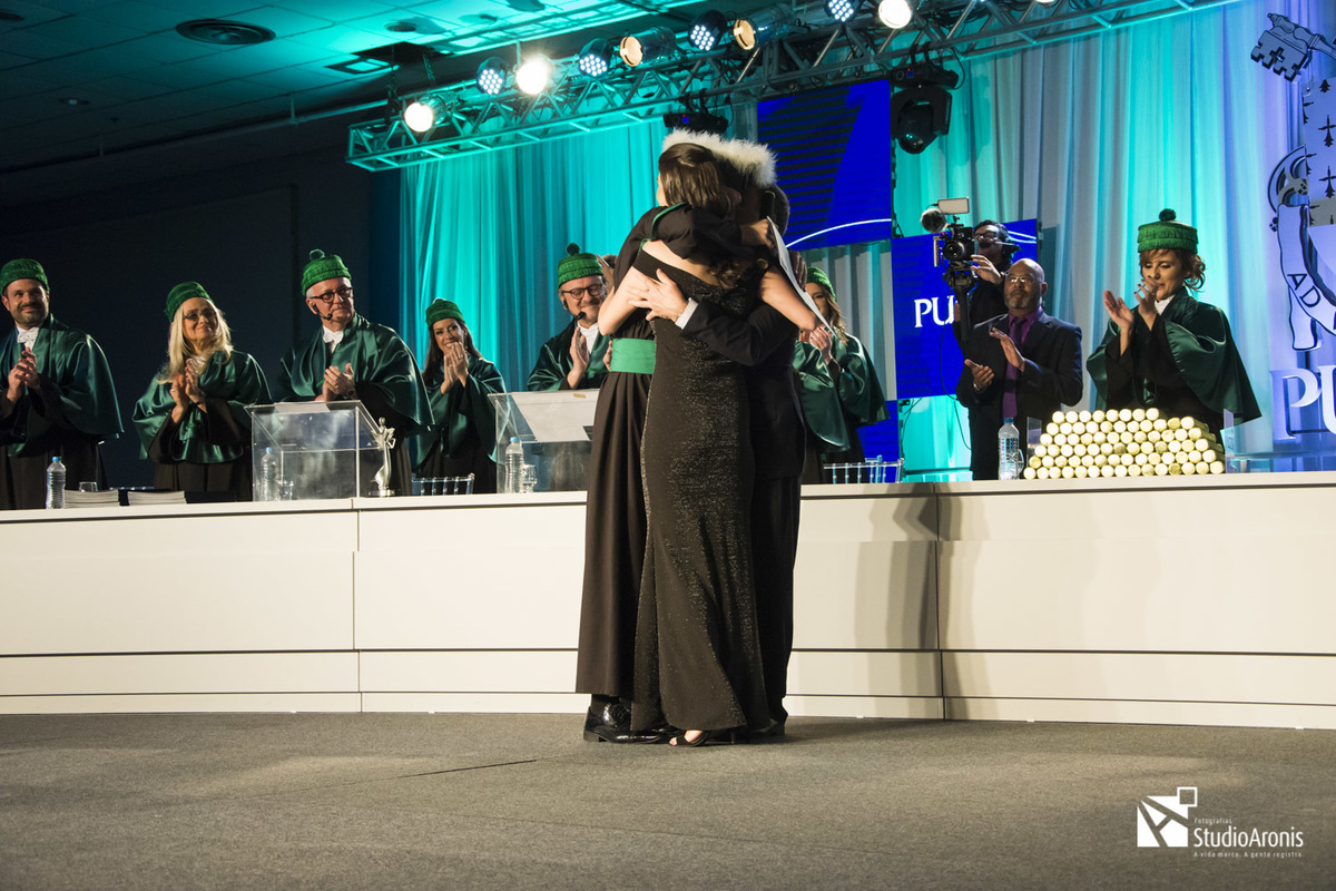 Recebendo o diploma da família - Medicina PUC