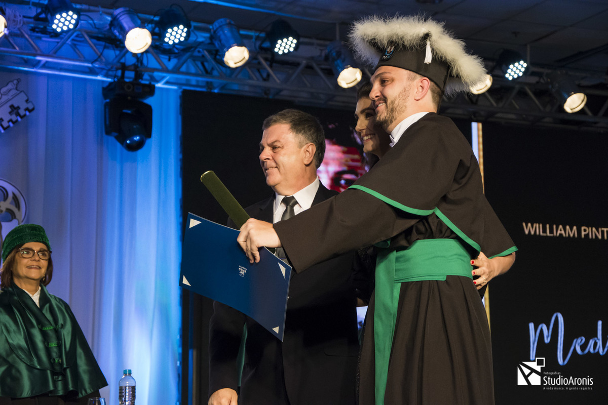Recebendo o diploma da família - Medicina PUC