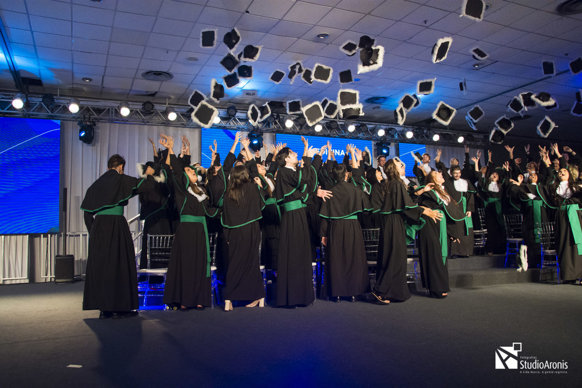 Formandos jogando o barrete para cima - colação de grau - formatura - medicina pucrs - porto alegre