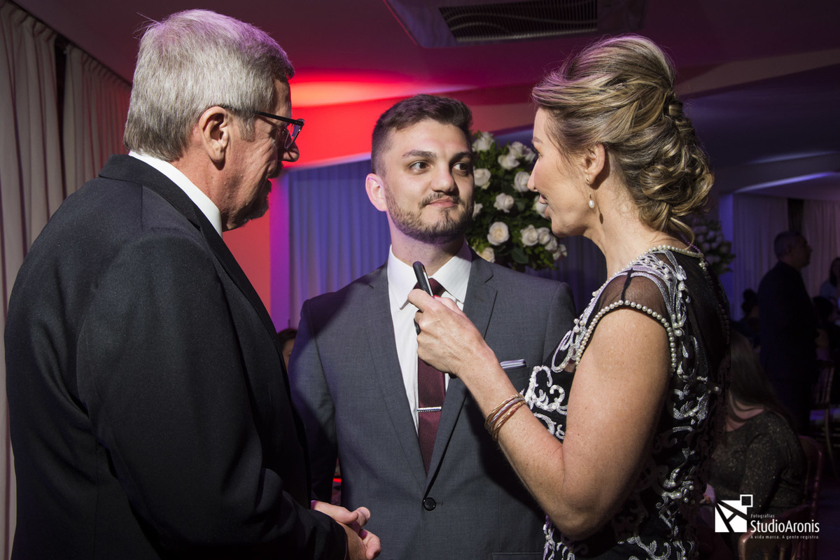 Recebendo cumprimentos