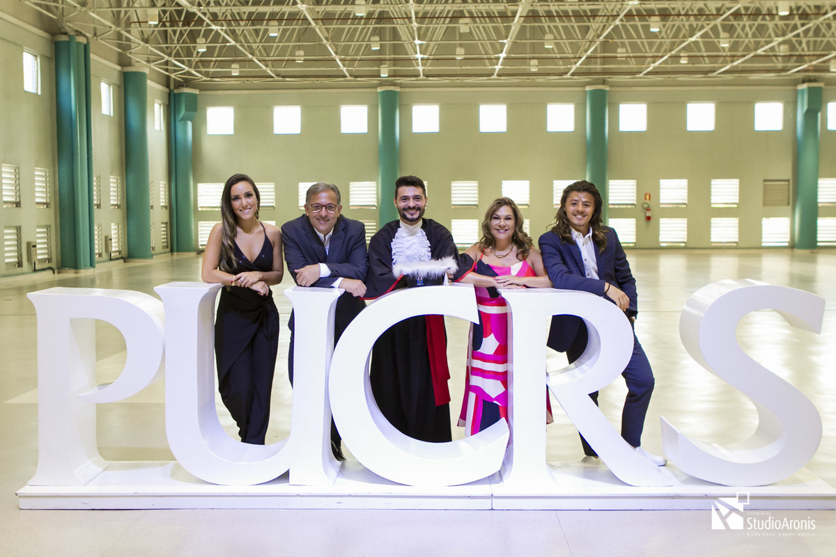 Formatura Direito PUCRS - Toga - Formando - Porto Alegre - Fotografia - Studio Aronis - Foto do Formando - Bacharel - Toga Vermelha - Barrete - Fotos de Família