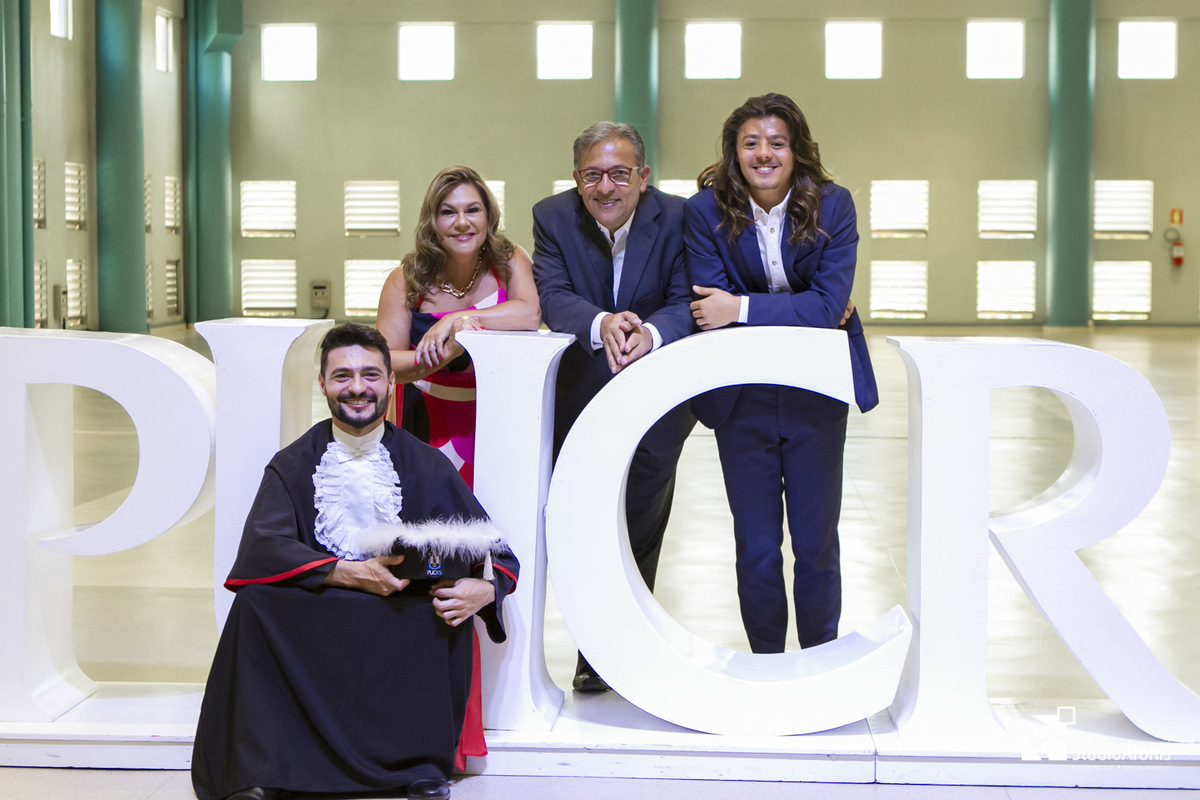 Formatura Direito PUCRS - Toga - Formando - Porto Alegre - Fotografia - Studio Aronis - Foto do Formando - Bacharel - Toga Vermelha - Barrete - Fotos de Família