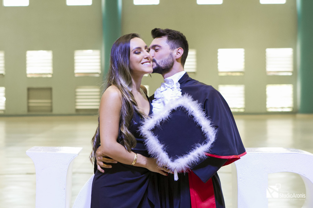 Formatura Direito PUCRS - Toga - Formando - Porto Alegre - Fotografia - Studio Aronis - Foto do Formando - Bacharel - Toga Vermelha - Barrete - casal