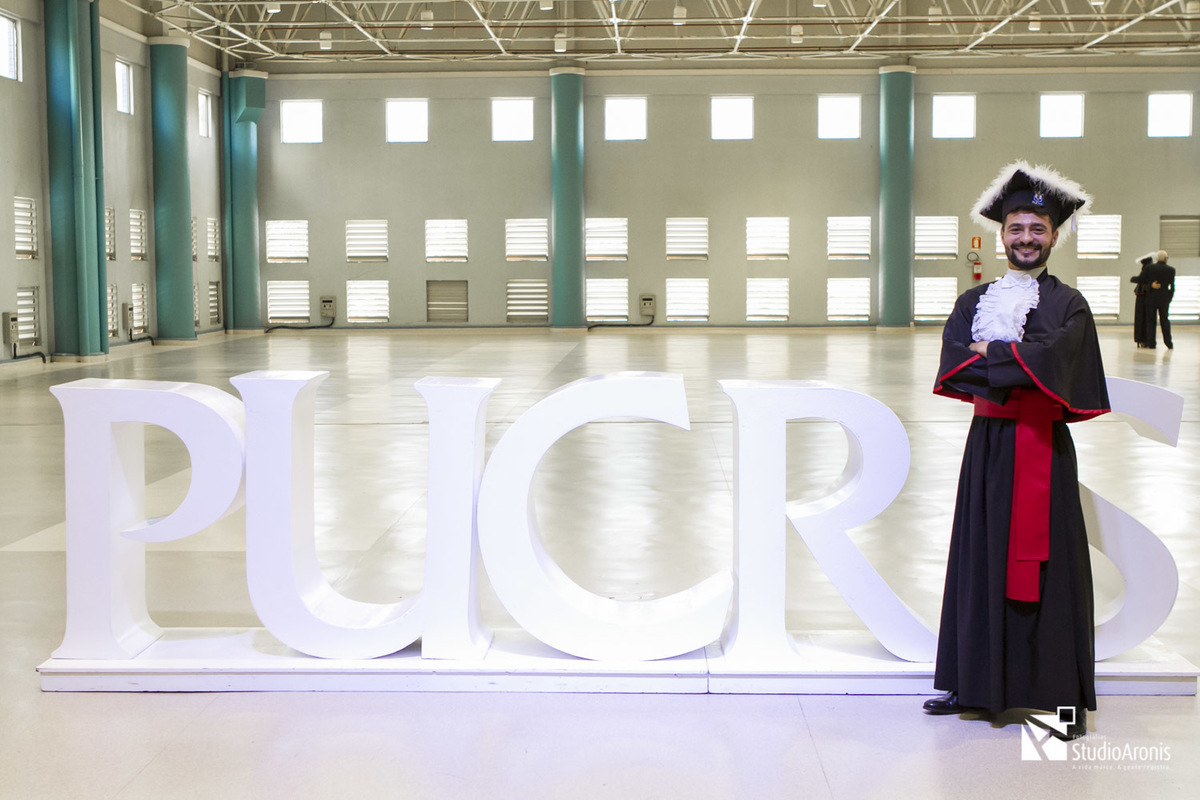 Formatura Direito PUCRS - Toga - Formando - Porto Alegre - Fotografia - Studio Aronis - Foto do Formando - Bacharel - Toga Vermelha - Barrete