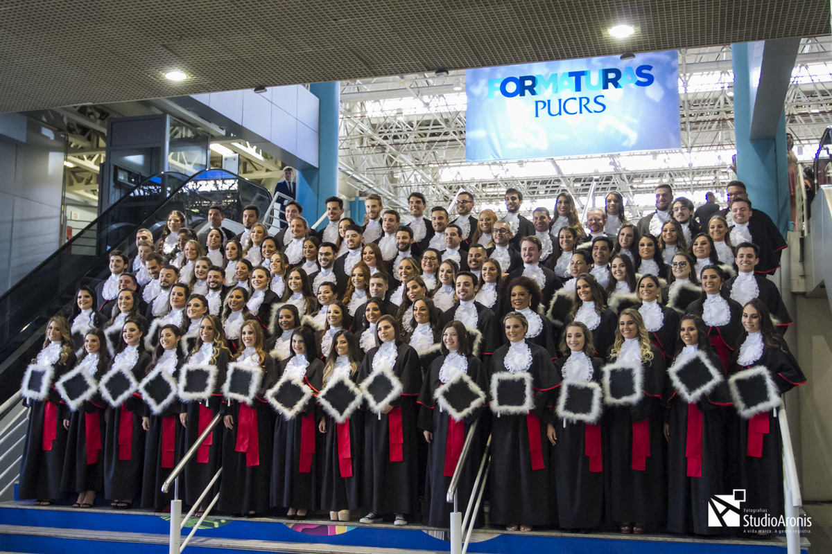 Formatura Direito PUCRS - Toga - Formando - Porto Alegre - Fotografia - Studio Aronis - Foto do Formando - Bacharel - Toga Vermelha - Barrete - Fotos da turma