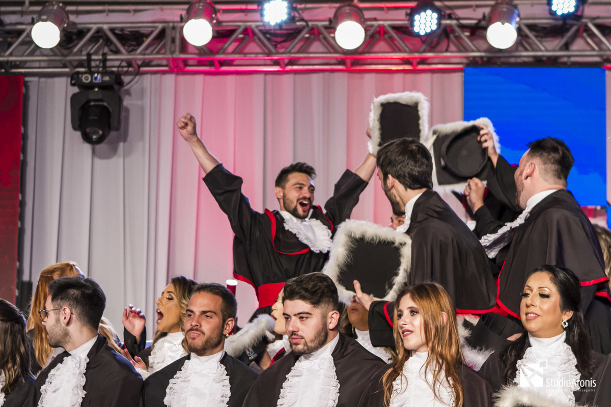 Formatura Direito PUCRS - Toga - Formando - Porto Alegre - Fotografia - Studio Aronis - Foto do Formando - Bacharel - Toga Vermelha - Barrete - espontâneas - fotojornalismo
