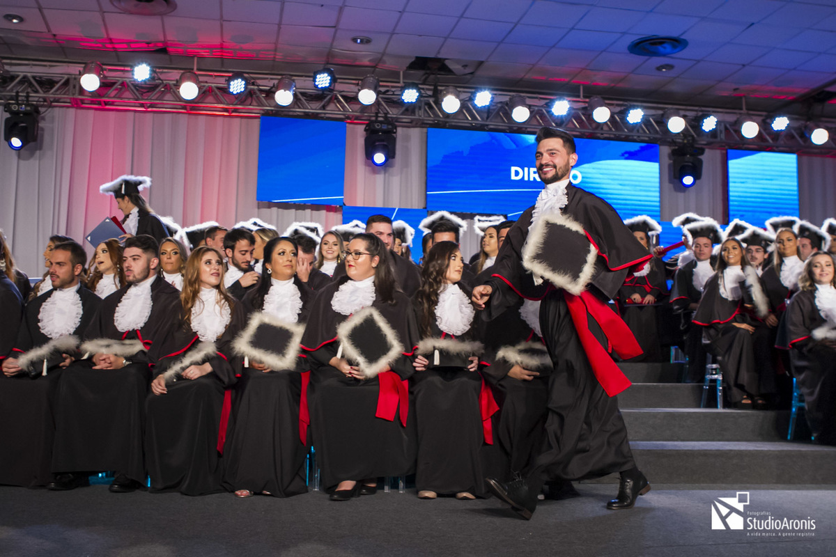 Formatura Direito PUCRS - Toga - Formando - Porto Alegre - Fotografia - Studio Aronis - Foto do Formando - Bacharel - Toga Vermelha - Barrete 