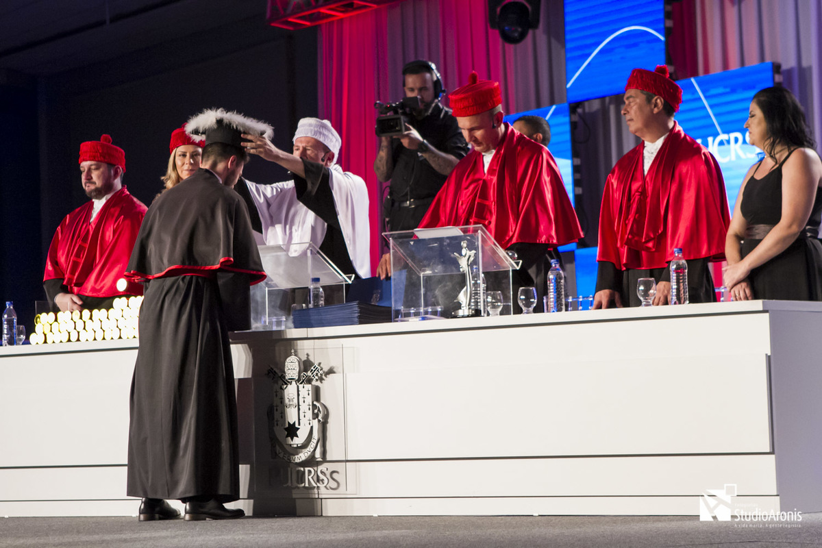 Formatura Direito PUCRS - Toga - Formando - Porto Alegre - Fotografia - Studio Aronis - Foto do Formando - Bacharel - Toga Vermelha - Barrete - Recebendo Diploma