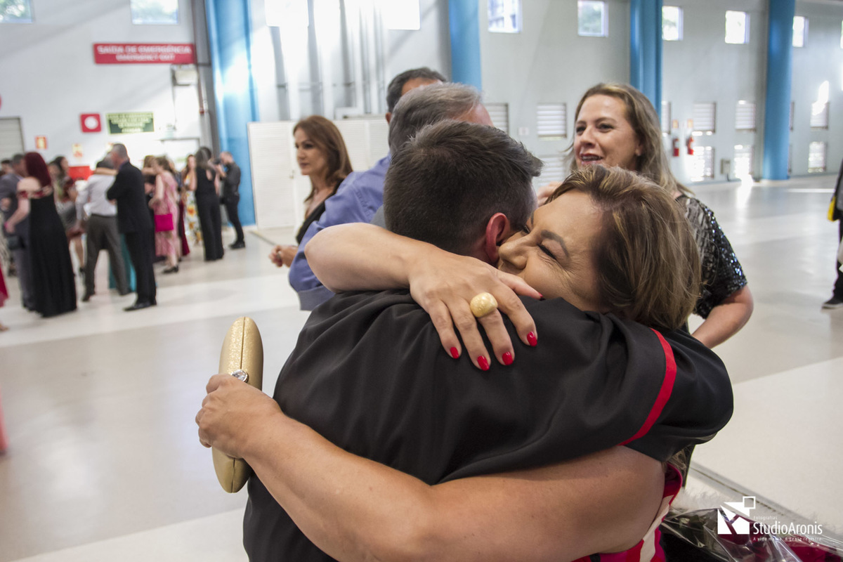 recebendo cumprimentos após colação de grau na pucrs