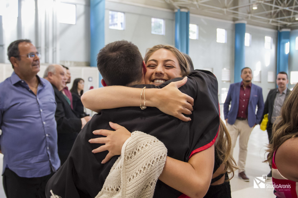 recebendo cumprimentos após colação de grau na pucrs