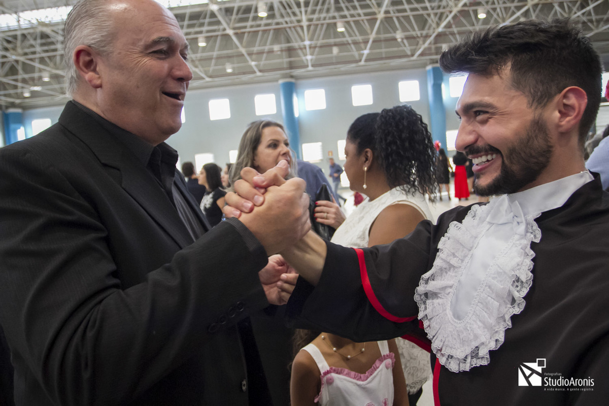 recebendo cumprimentos após colação de grau na pucrs