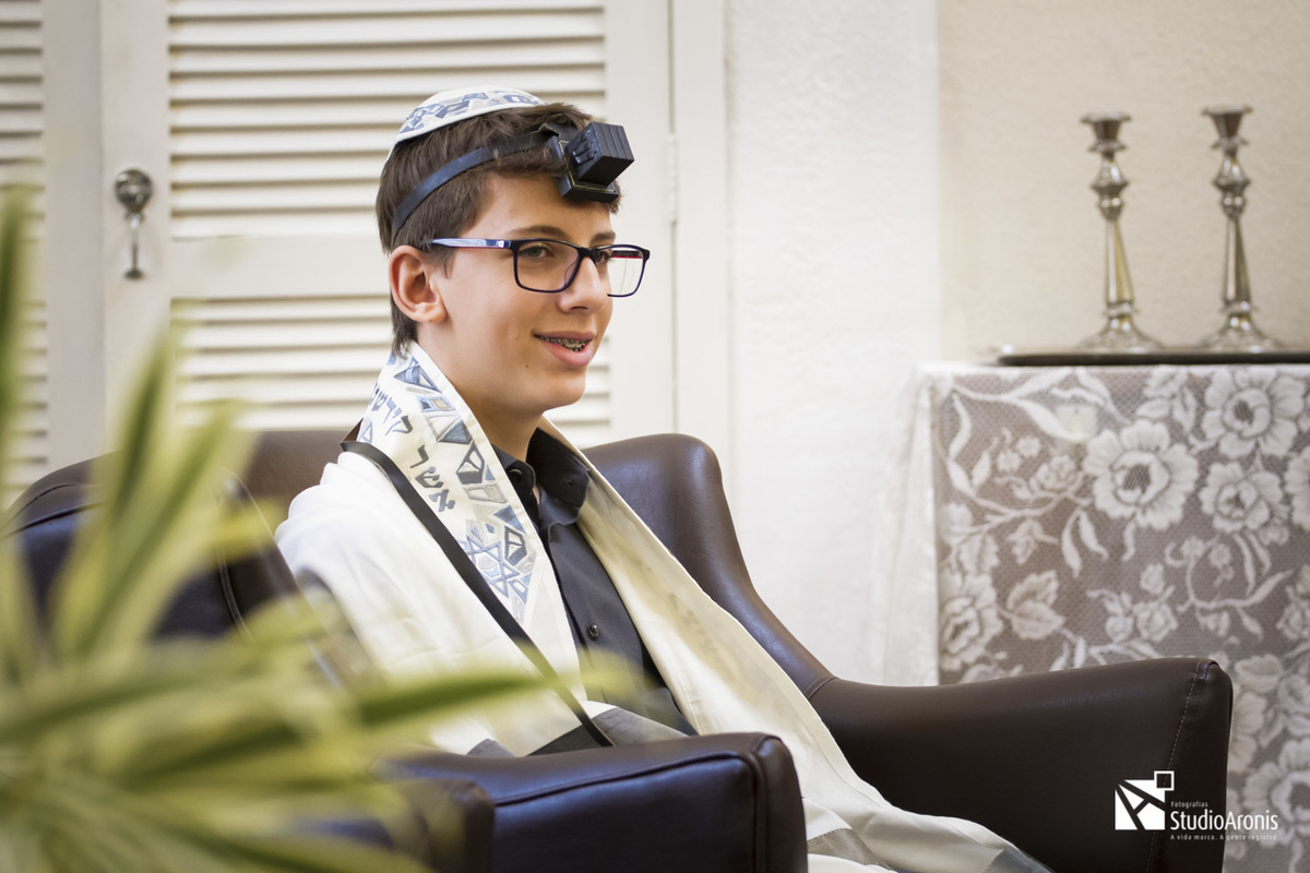 fotos deBar Mitzvah - Sinagoga União Israelita - Porto Alegre - Bar Mitzva - Studio Aronis - Fotos - Judaísmo - Judaico - Tradição - tefilin - talid - kipá bar mitzva