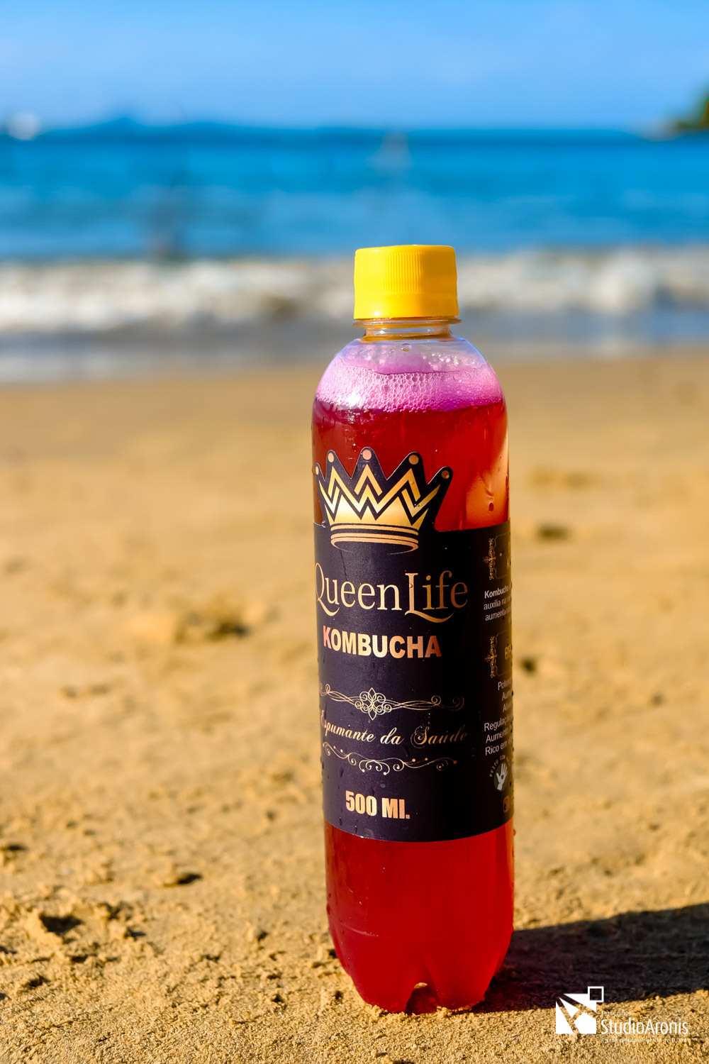Fotografia de Produtos - Kombuchas - Espumante da Saúde - Balneário Camboriú - Santa Catarina - Prancha de Surf - praia - mar - foto conceito - areia