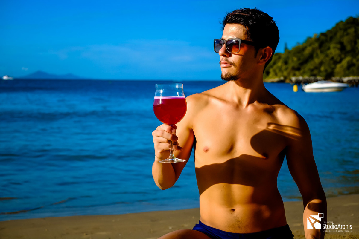 Fotografia de Produtos - Kombuchas - Espumante da Saúde - Balneário Camboriú - Santa Catarina - Prancha de Surf - praia - mar - foto conceito - areia - taça - espumante - fotos com estilo - modelo - studio aronis fotografias - sol