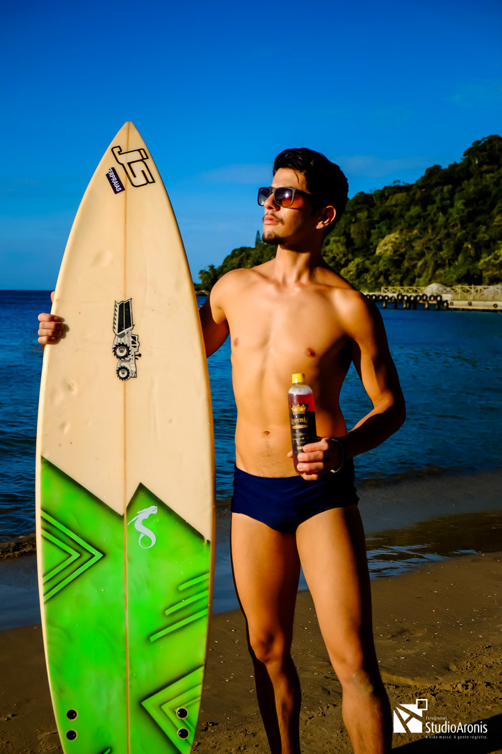 Fotografia de Produtos - Kombuchas - Espumante da Saúde - Balneário Camboriú - Santa Catarina - Prancha de Surf - praia - mar - foto conceito - areia - taça - espumante - fotos com estilo - modelo - studio aronis fotografias - sol