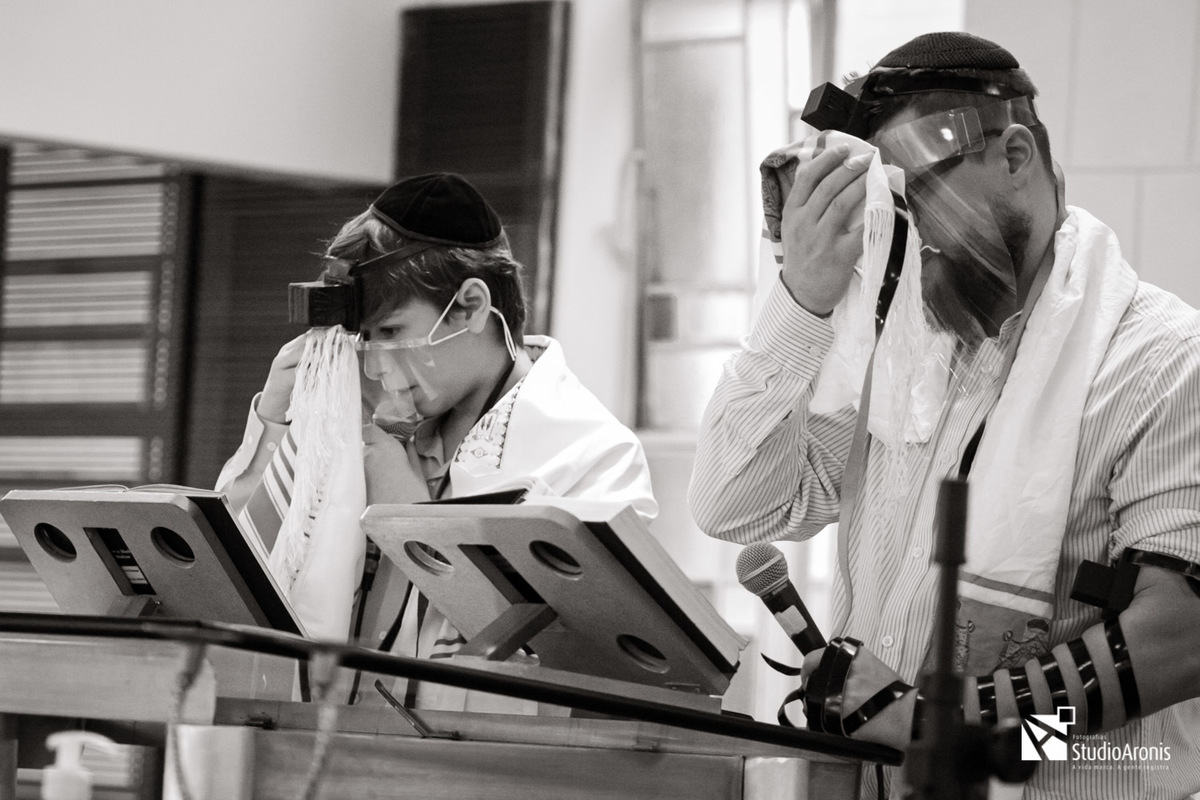 Cerimônia de Bar Mitzvah Sinagoga Centro Israelita Porto Alegrense - Studio Aronis Fotografias - Talid - Rabino Marcos Perelmutter - Tefilin
