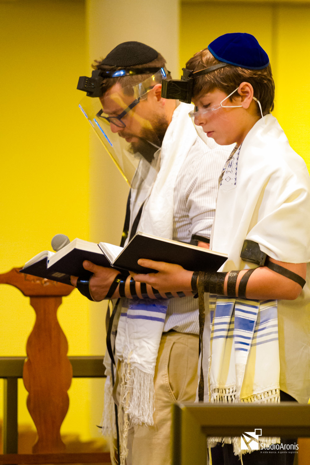 Cerimônia de Bar Mitzvah Sinagoga Centro Israelita Porto Alegrense - Studio Aronis Fotografias - Talid - Rabino Marcos Perelmutter - Tefilin
