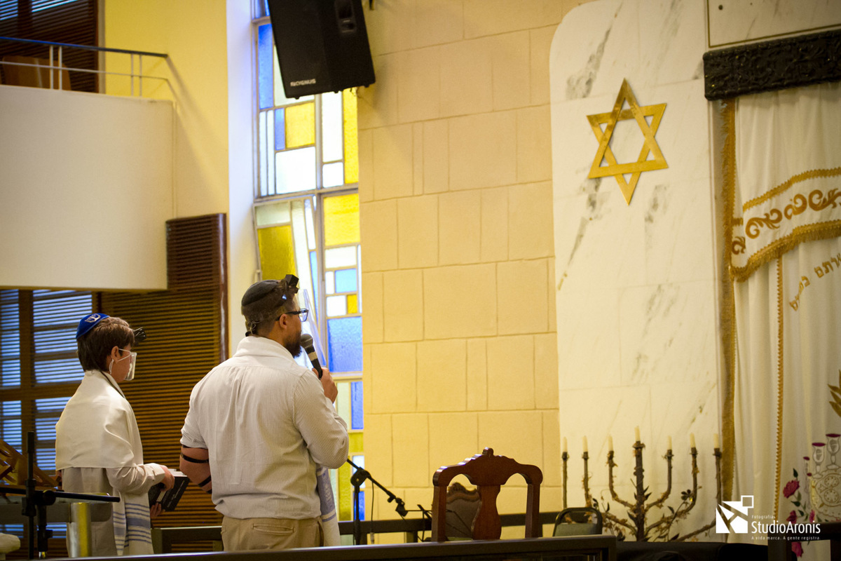Cerimônia de Bar Mitzvah Sinagoga Centro Israelita Porto Alegrense - Studio Aronis Fotografias - Talid - Rabino Marcos Perelmutter - Tefilin - Estrela de David