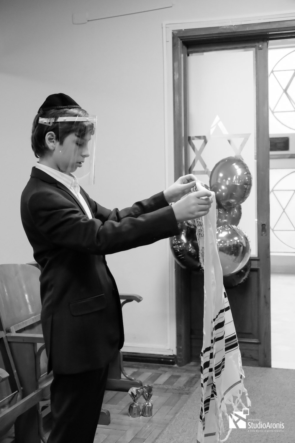 Preparativos Cerimônia de Bar Mitzvah  na Sinagoga Centro Israelita Porto Alegrense - Studio Aronis Fotografias - Preto e Branco - Porto Alegre - Preparando o Talid