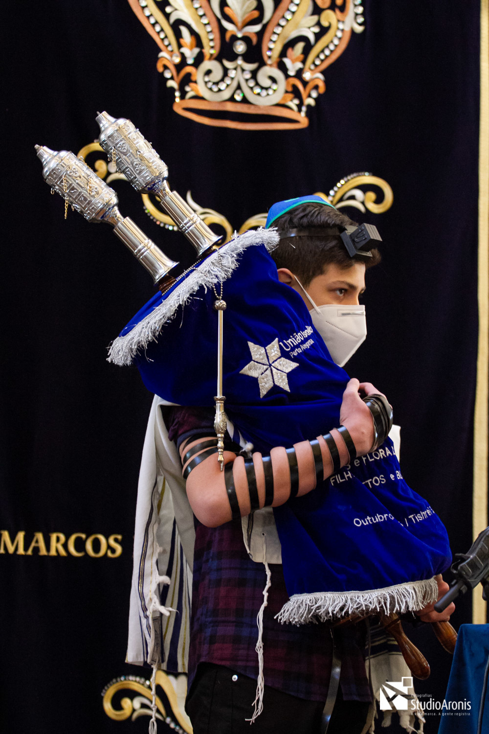 Bar Mitzvah menino segurando a Torá utilizando tefilin sinago união israelita porto alegre studio aronis fotografias