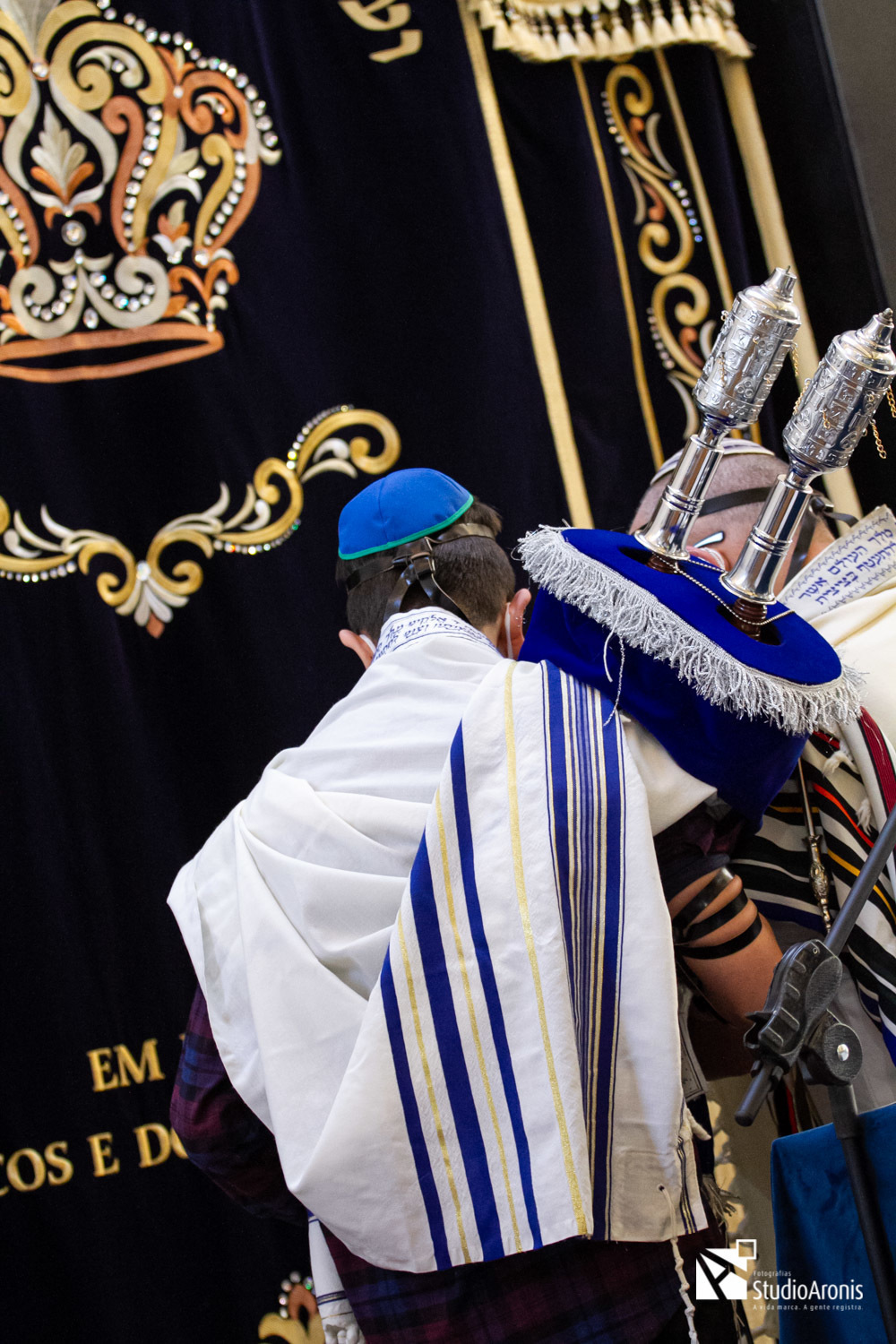 Bar Mitzvah menino segurando a Torá utilizando tefilin sinago união israelita porto alegre studio aronis fotografias
