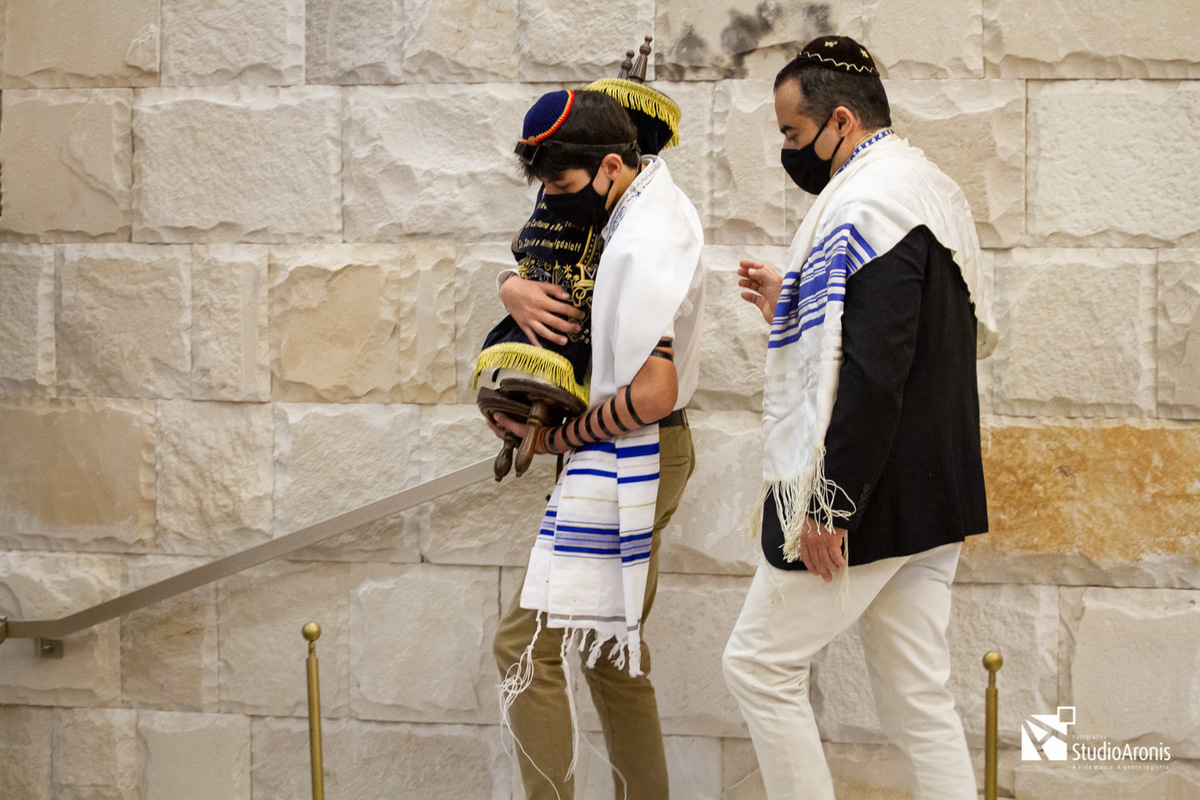 Levando a torá - Cerimônia de Tefilin - Sinagoga Sibra - Porto Alegre - Studio Aronis Fotografias
