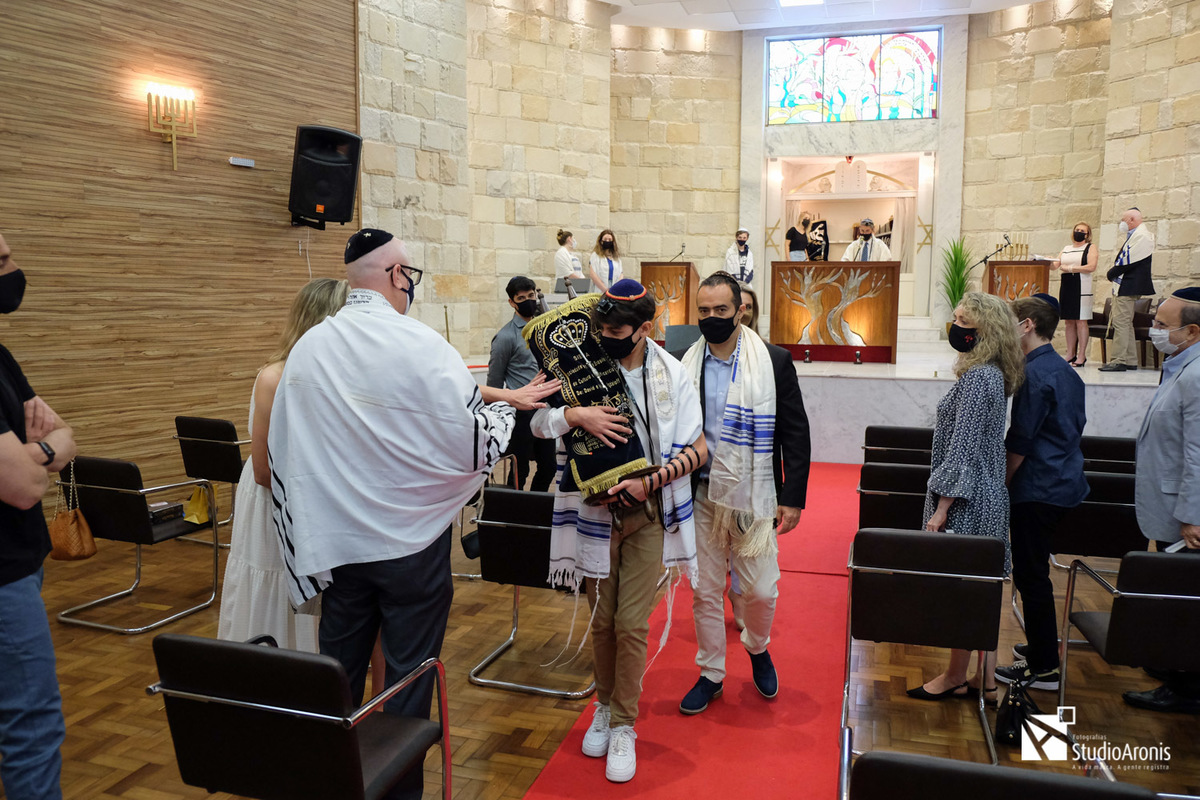 Levando a torá - Cerimônia de Tefilin - Sinagoga Sibra - Porto Alegre - Studio Aronis Fotografias