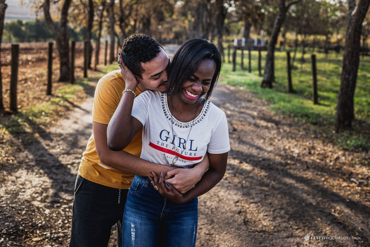 ensaio de casal pre casamento fotógrafo gustavo quagliato jaú fazenda morro vermelho pôr do sol