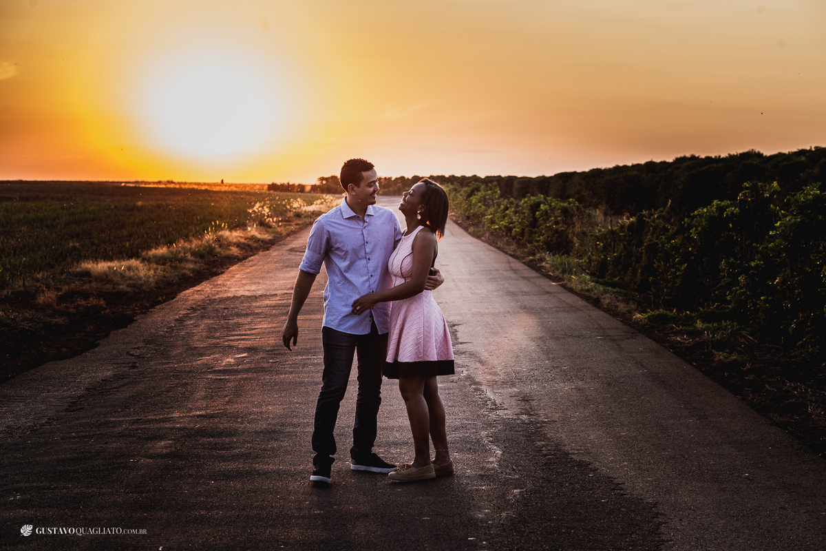 ensaio de casal pre casamento fotógrafo gustavo quagliato jaú fazenda morro vermelho pôr do sol