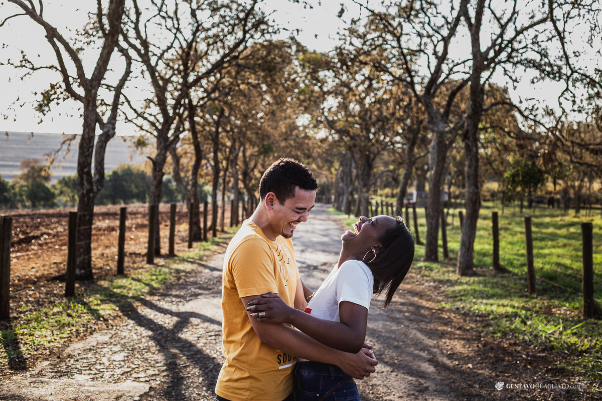 ensaio de casal pre casamento fotógrafo gustavo quagliato jaú fazenda morro vermelho pôr do sol
