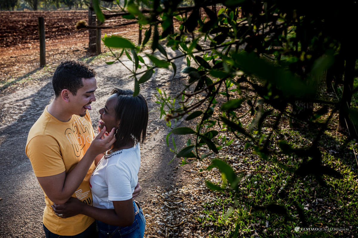 ensaio de casal pre casamento fotógrafo gustavo quagliato jaú fazenda morro vermelho pôr do sol