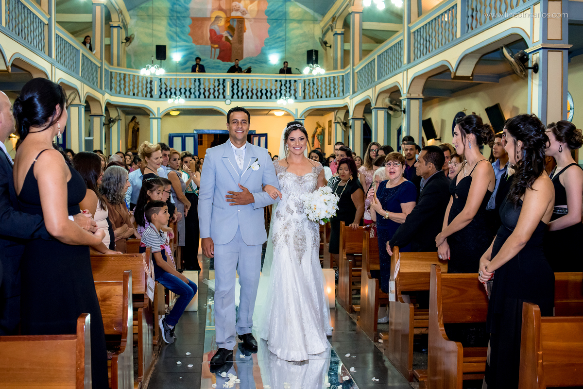 entrada-dos-noivos-vestido-de-noiva-da-zephora-casamento-em-pompeu-mg