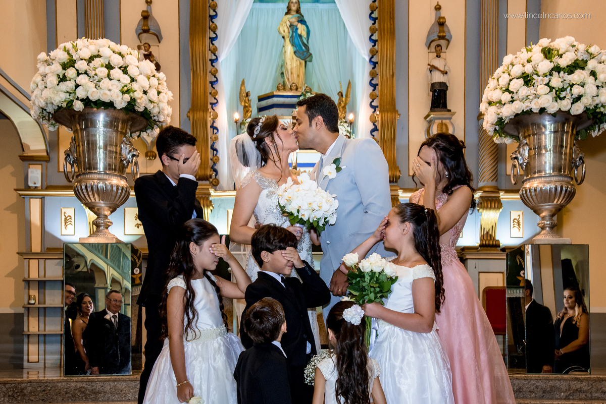 beijo-dos-noivos-casamento-fernanda-e-breno-em-pompeu-mg