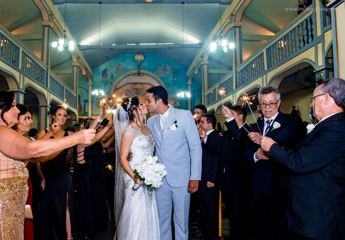 beijo-dos-noivos-casamento-fernanda-e-breno-em-pompeu-mg